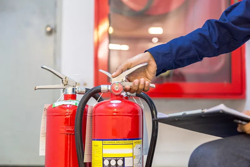 淄博消防器材公司教您怎樣正確使用手提式干粉滅火器？